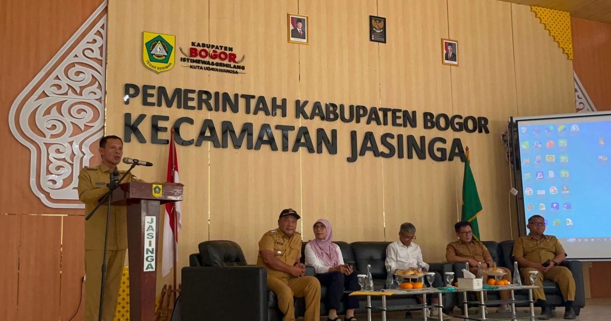 Wakil Bupati Bogor, Jaro Ade, memberikan sambutan dan melakukan peninjauan langsung ke lokasi pembangunan Sekolah Rakyat, Senin (3/8/2026).