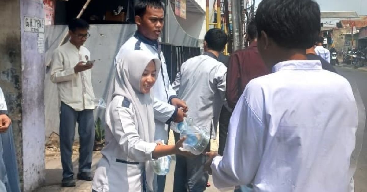 Siswa SMK Tunggal Prakarsa membagikan makanan kepada warga dan pengguna jalan di kawasan Citeureup, Kabupaten Bogor, Jumat (7/8/2026).