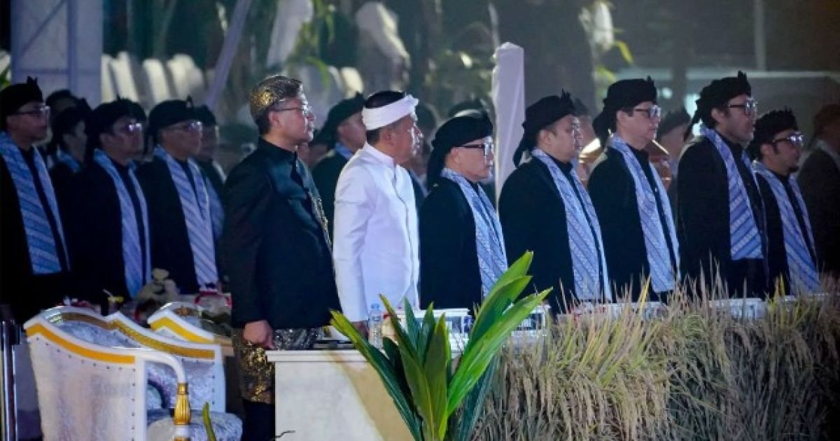Rapat Paripurna DPRD Jabar dalam rangka Hari Jadi ke-81 Provinsi Jawa Barat Tahun 2026 di Halaman Gedung Sate, Kota Bandung, Rabu (19/8/2026) malam.